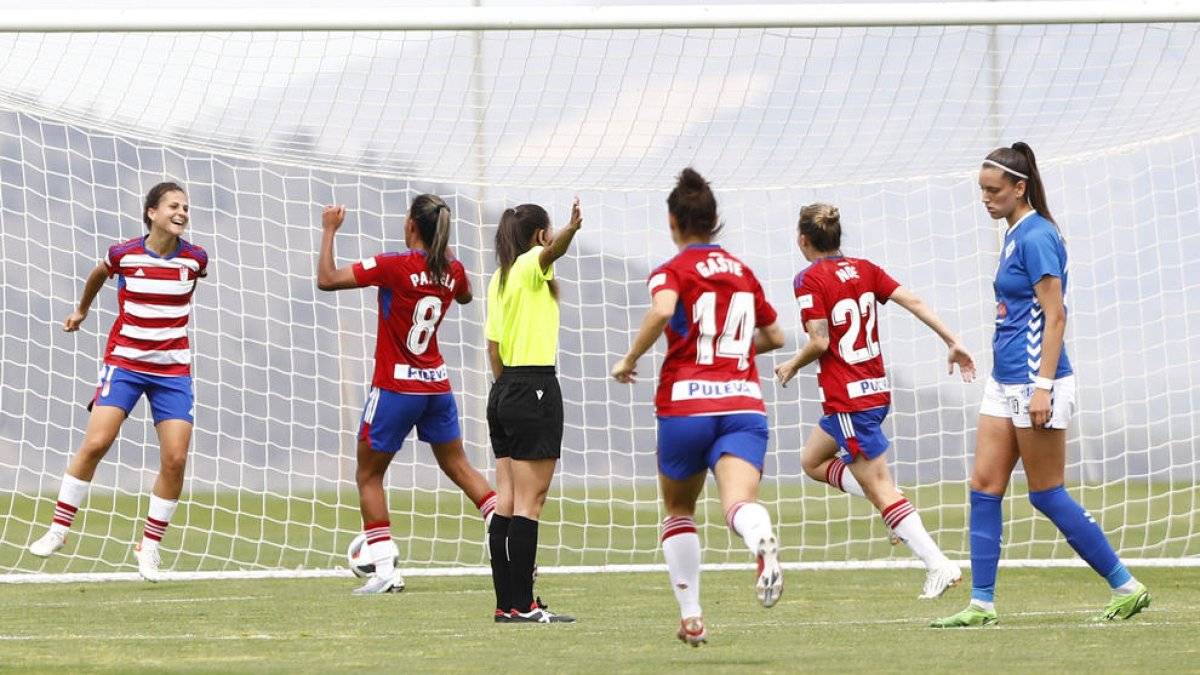 Andrea Gómez, resignada durant la celebració del primer gol del Granada poc després de l'equador de la primera meitat, obra de Laura Pérez.