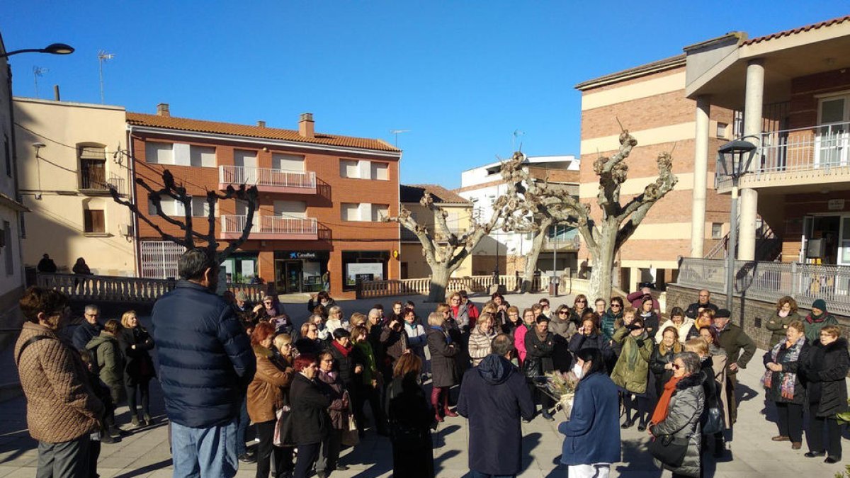 Freixinet, amb un ram de flors en l’acte d’homenatge d’ahir.