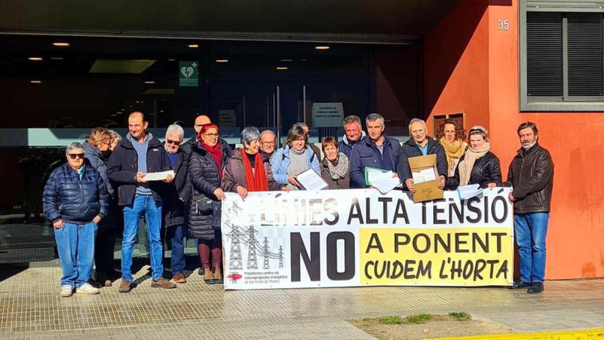 Els veïns en contra del projecte, abans de registrar les firmes.