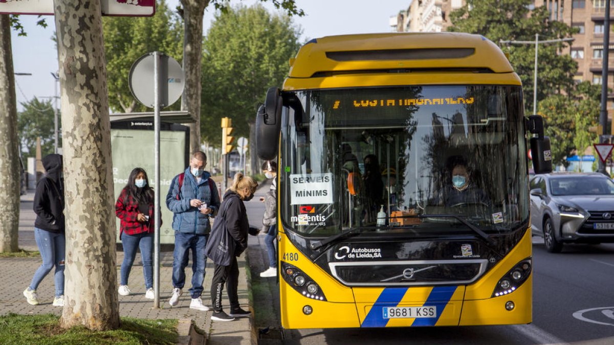 Imagen de un bus en servicios mínimos en la huelga del pasado 22 de abril.
