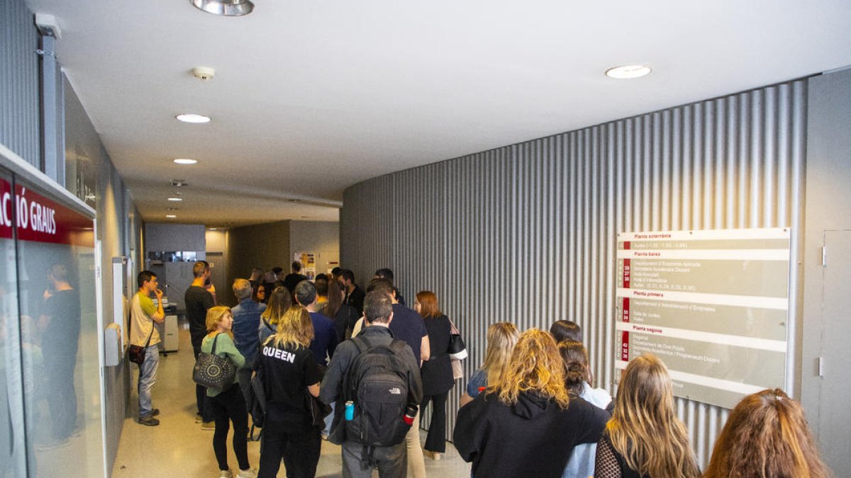 Cues per entrar en una aula per fer les proves dissabte al campus de la Universitat de Lleida.