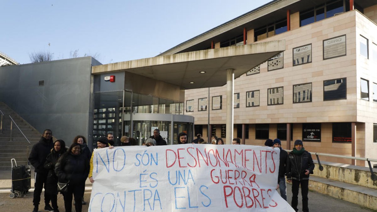 Suport a dos investigats per intentar evitar un desnonament a la Mariola