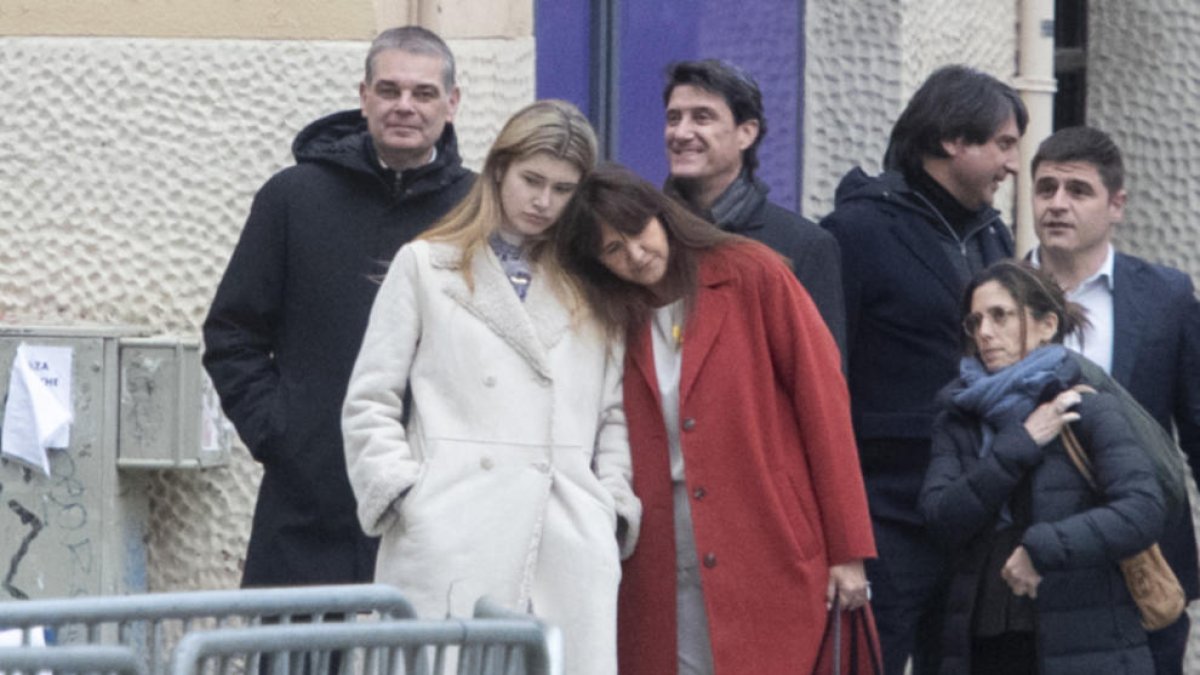 La presidenta de Junts, Laura Borràs, acompañada por su hija en su llegada al juzgado.