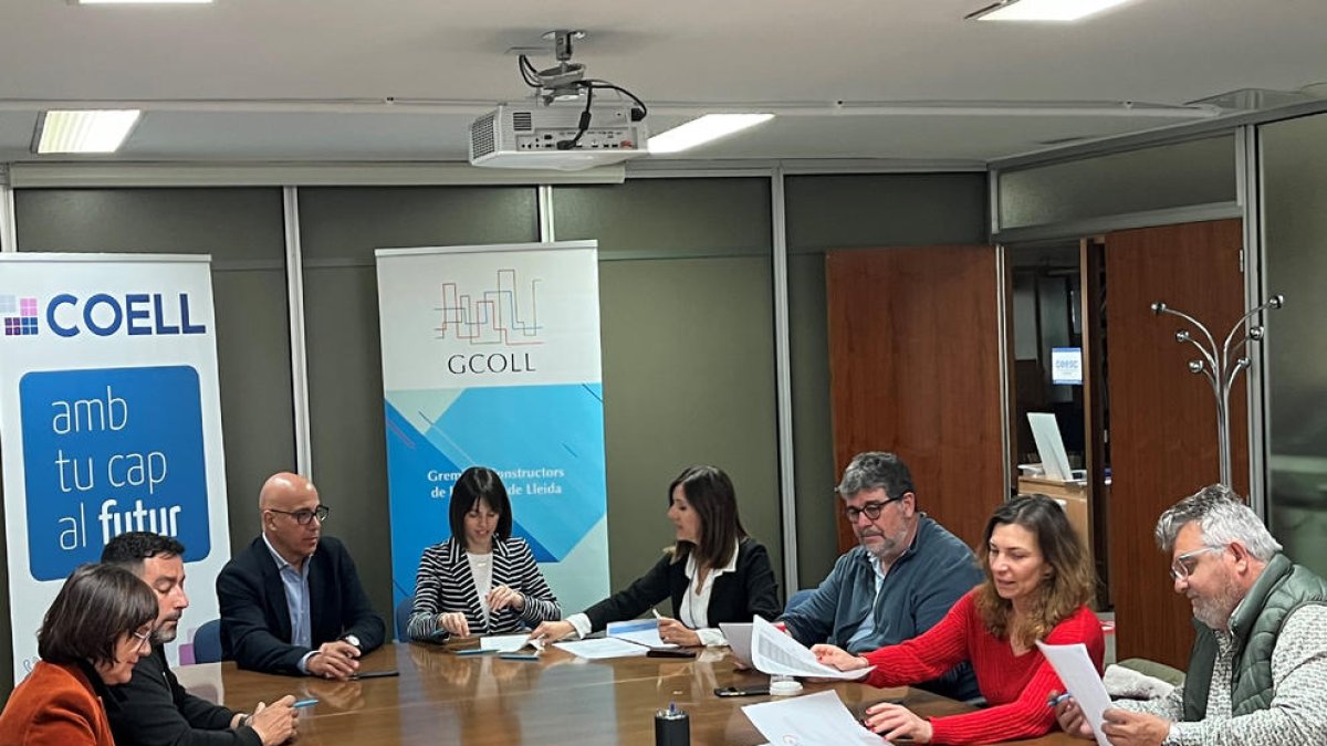 Firma del convenio en la sede de COELL.