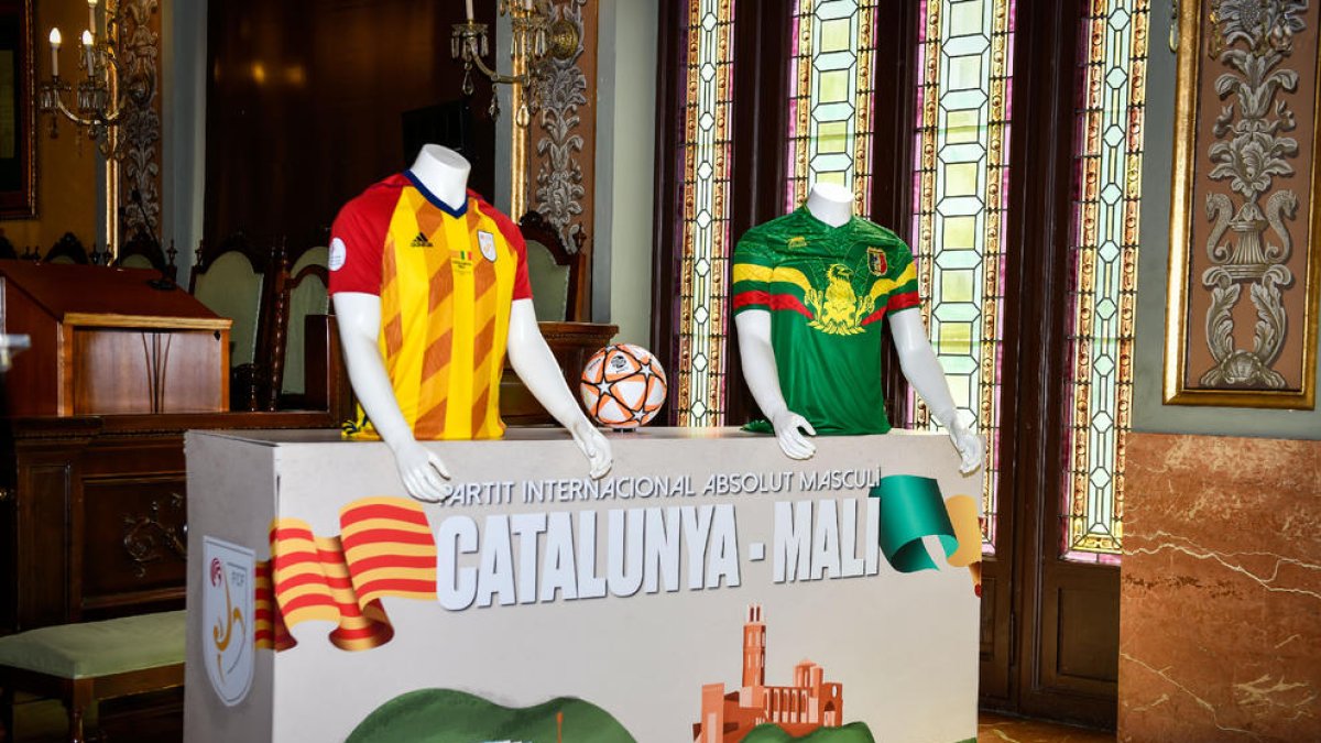 La presentación oficial del partido Catalunya-Mali, que supondrá la despedida de Bojan como profesional, tuvo lugar ayer en la Paeria.