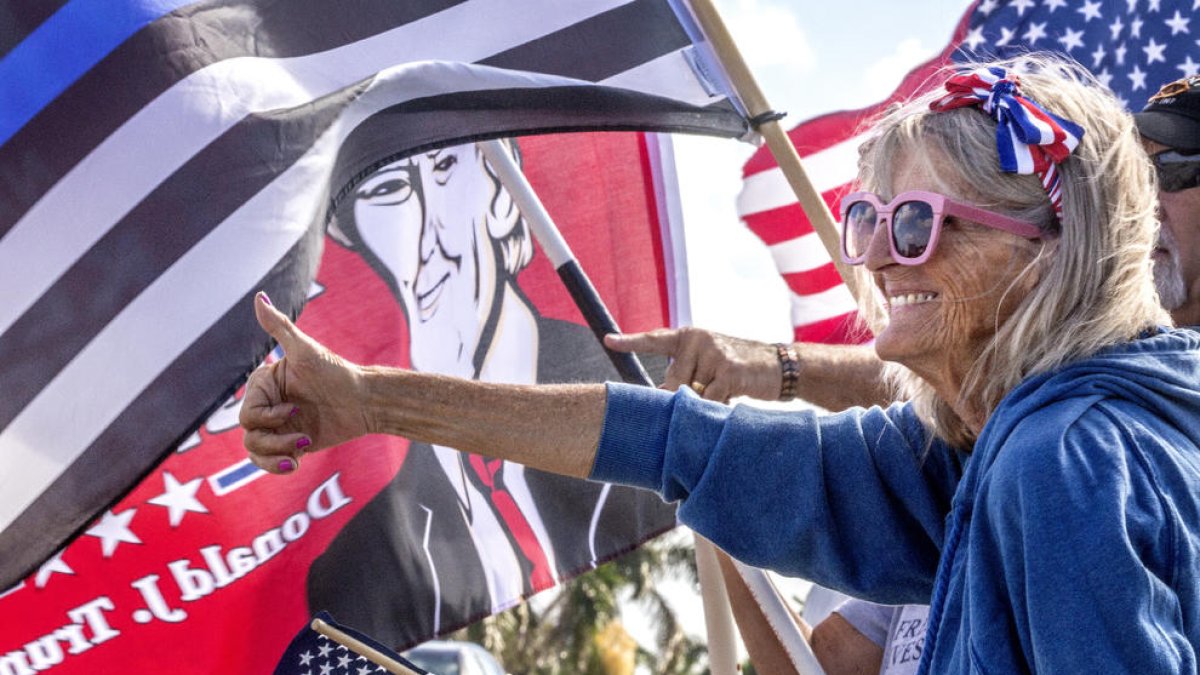 Seguidores de Trump “montan guardia” para apoyar a su lider frente a su mansión en Florida.