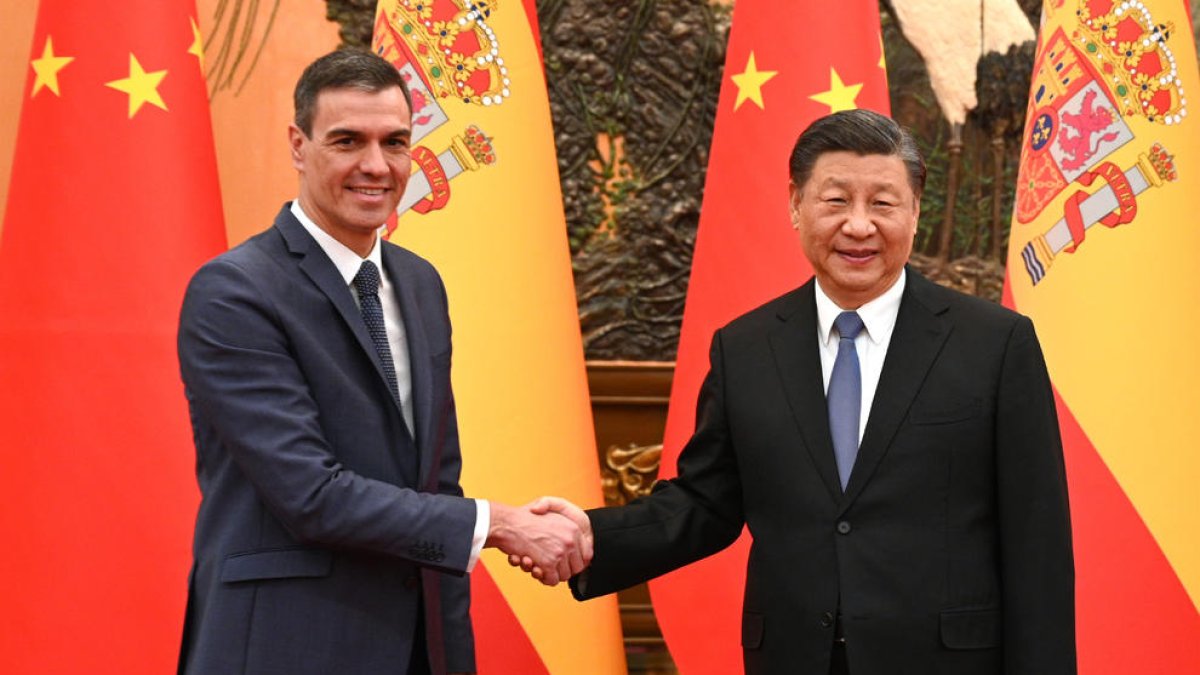 Pedro Sánchez y Xi Jinping se dan la mano momentos antes de su reunión en Pekín.