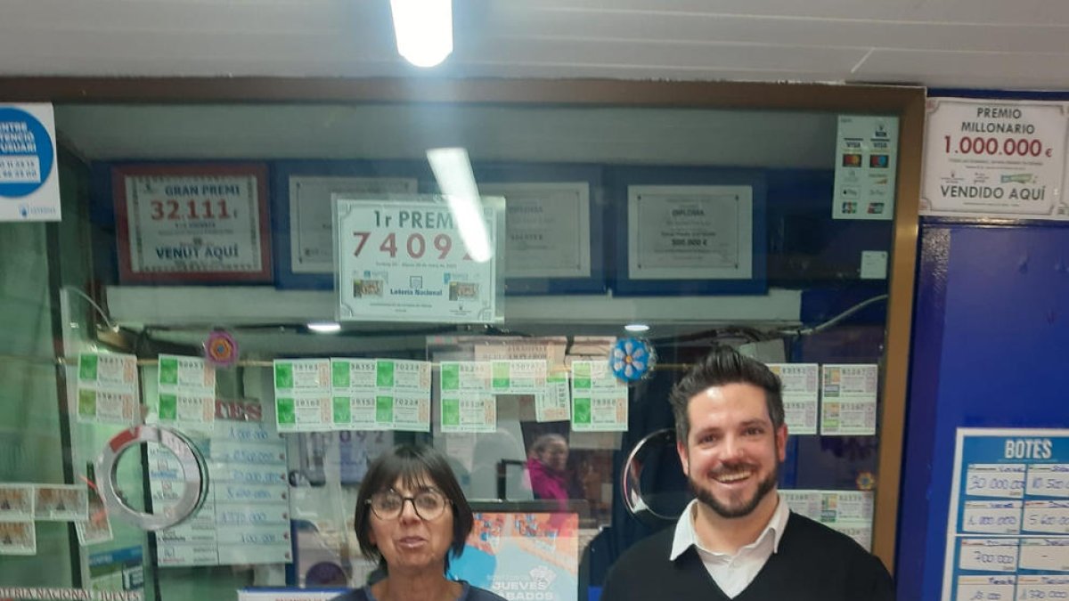 Antonia y Oriol, ayer con el número de la Lotería premiado.