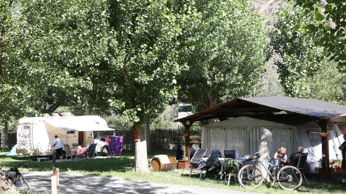 Turistas en un camping de Llavorsí.