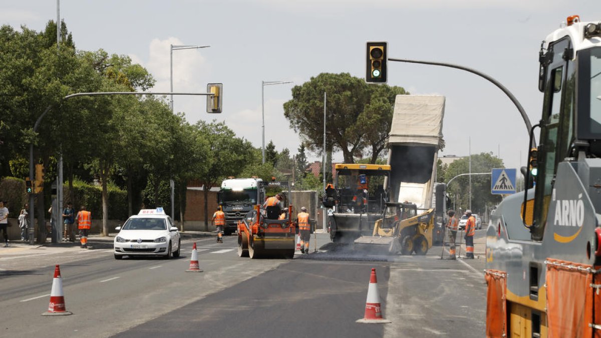 Asfalten el nou carril de l'avinguda Rovira Roure de Lleida