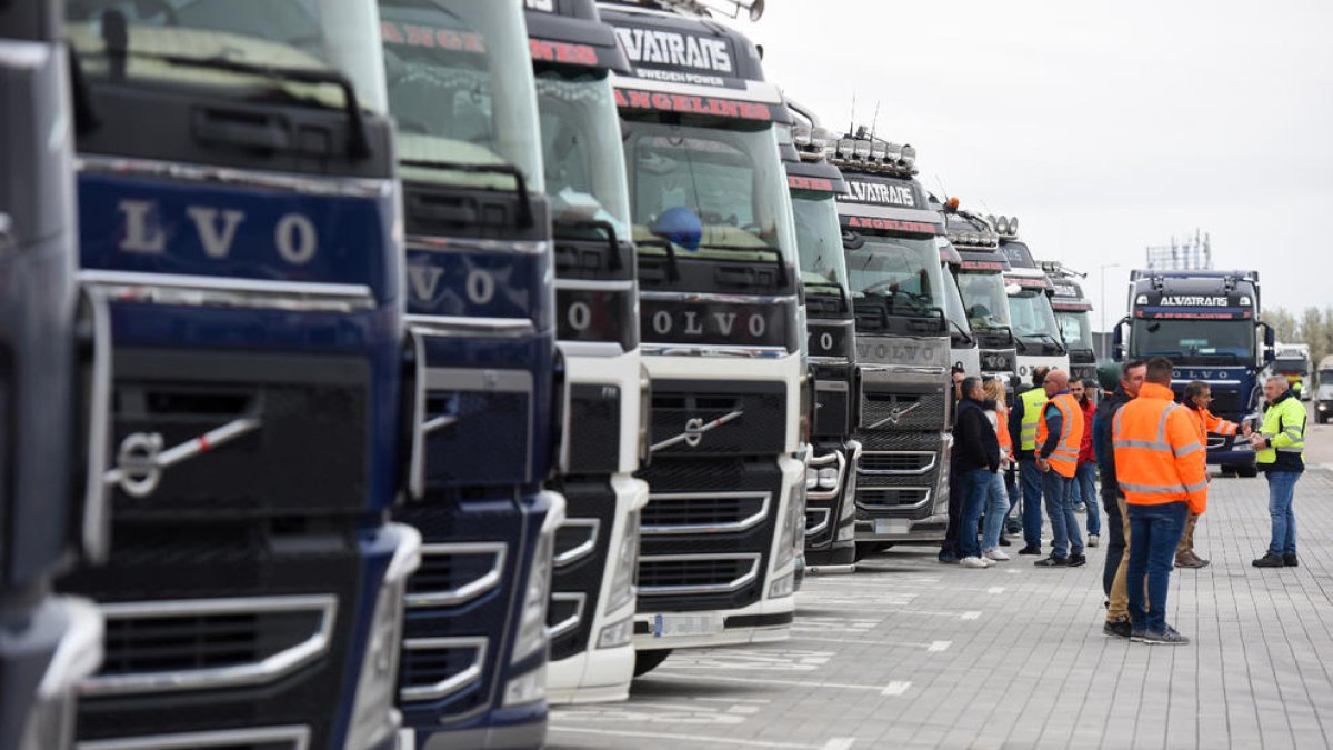 Molts camions continuaven aturats mentre es desenvolupaven les negociacions a Madrid.