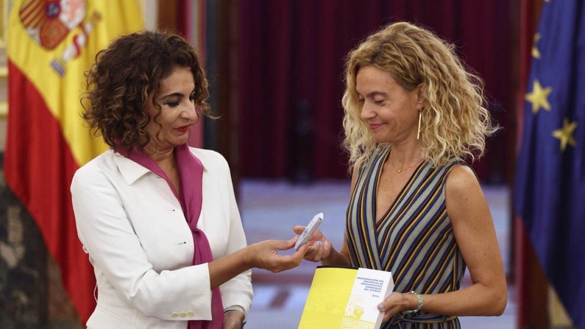 La ministra Montero entrega los presupuestos a la presidenta del Congreso Meritxell Batet.