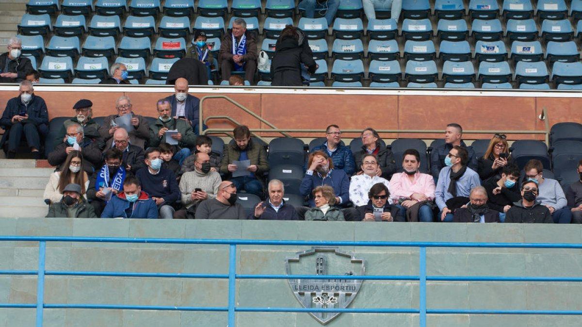 Luis Pereira, diumenge passat a la llotja al costat de la viuda de l'expresident Gausí, Meli Santiago
