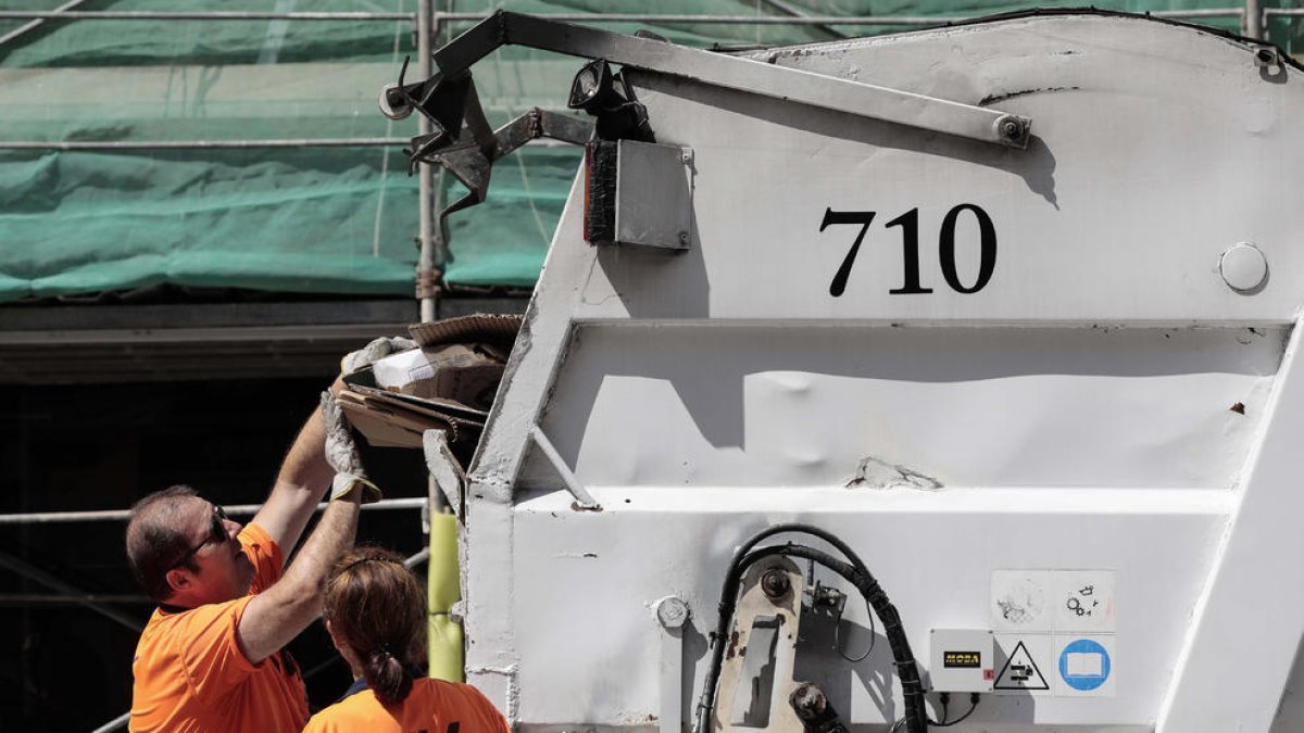 Los  salarios de los españoles caerán un 4,4% durante este año, según la OCDE