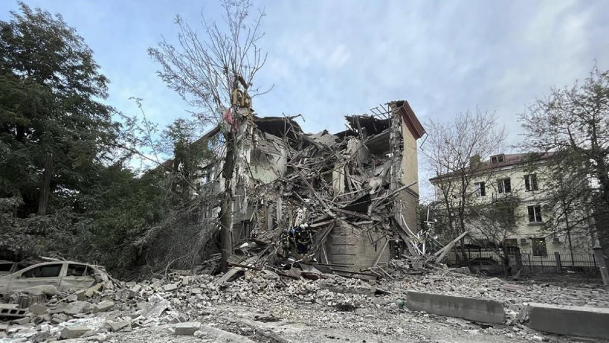 Els danys causats pel bombardeig a una zona residencial a la ciutat de Zaporíjia ahir dijous.