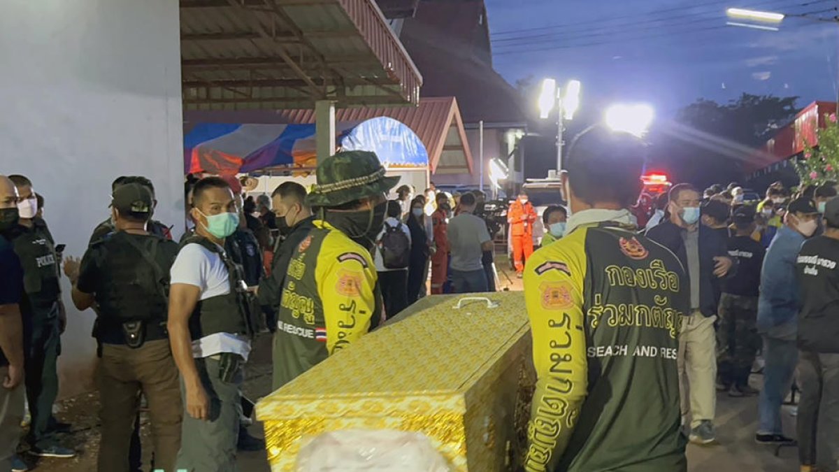 Trabajadores de rescate cargan un ataúd que contiene una víctima de la masacre.