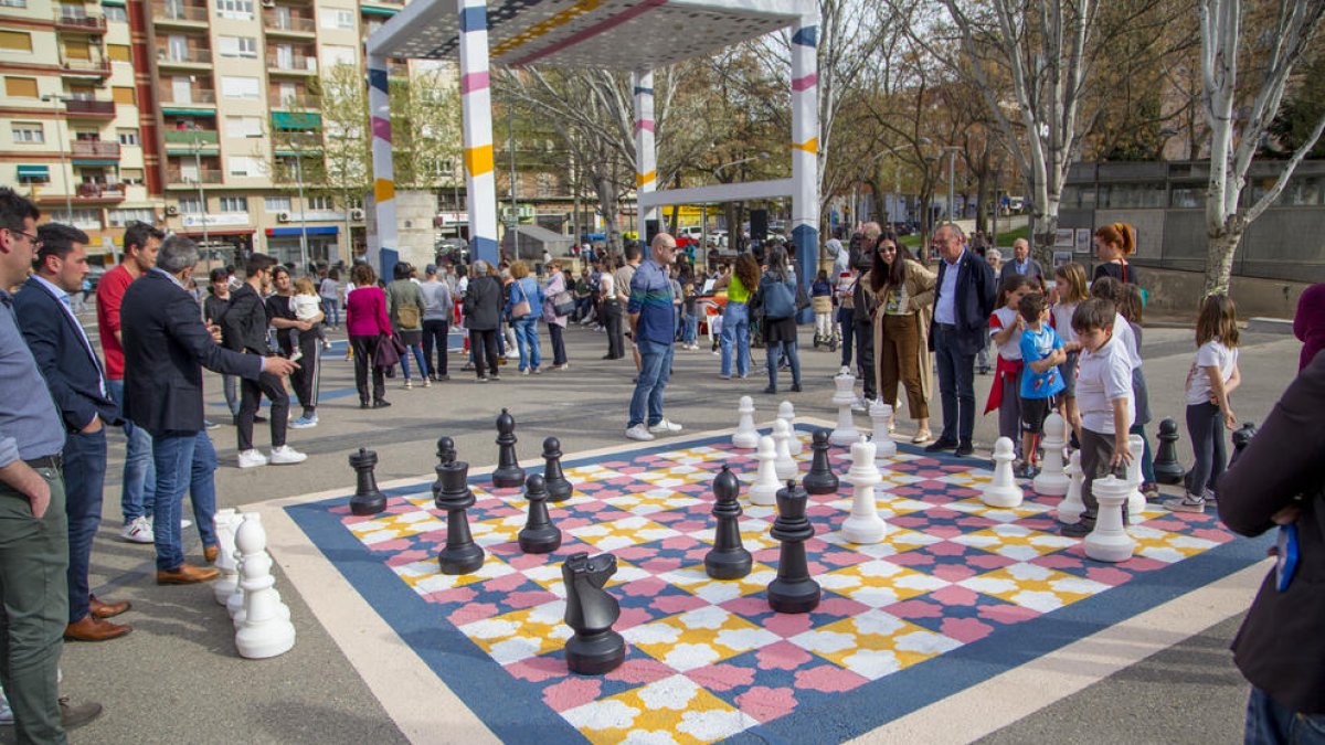 El Clot celebra la finalización del mural urbano en la plaza