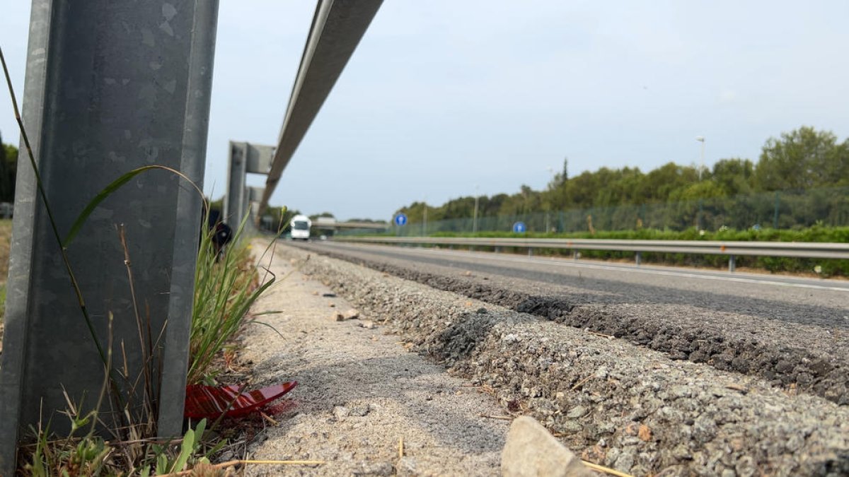 Mor el conductor d'una motocicleta en un accident amb un senglar i dues furgonetes a la C-32 a Cubelles
