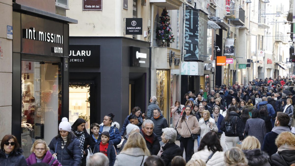 El Eix Comercial se llenó ayer por la mañana y por la tarde de personas a la búsqueda de ofertas.