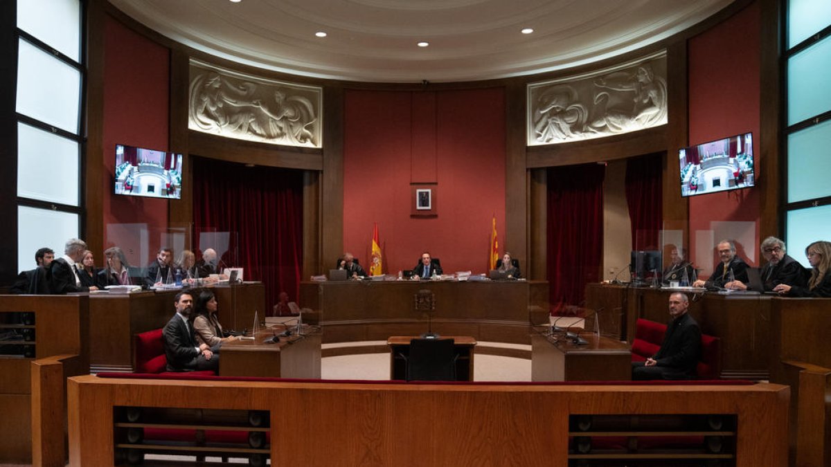 Vista general de la Sala del TSJC con Costa sentado en la bancada de las defensas como abogado.