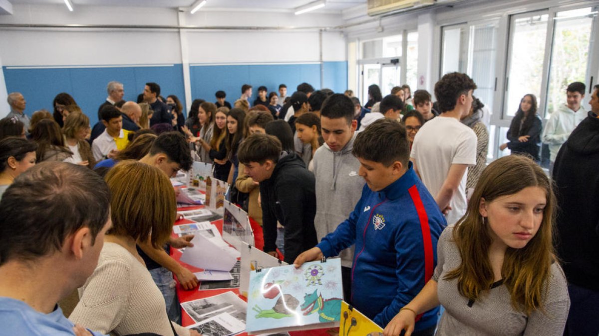 Alumnos del instituto Gili Gaya presentando sus proyectos durante la tercera feria #PROJECTA’T.