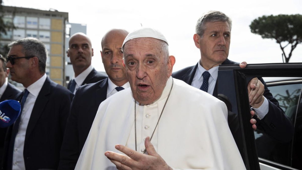 El papa Francisco sale del hospital tras tres noches ingresado con bronquitis