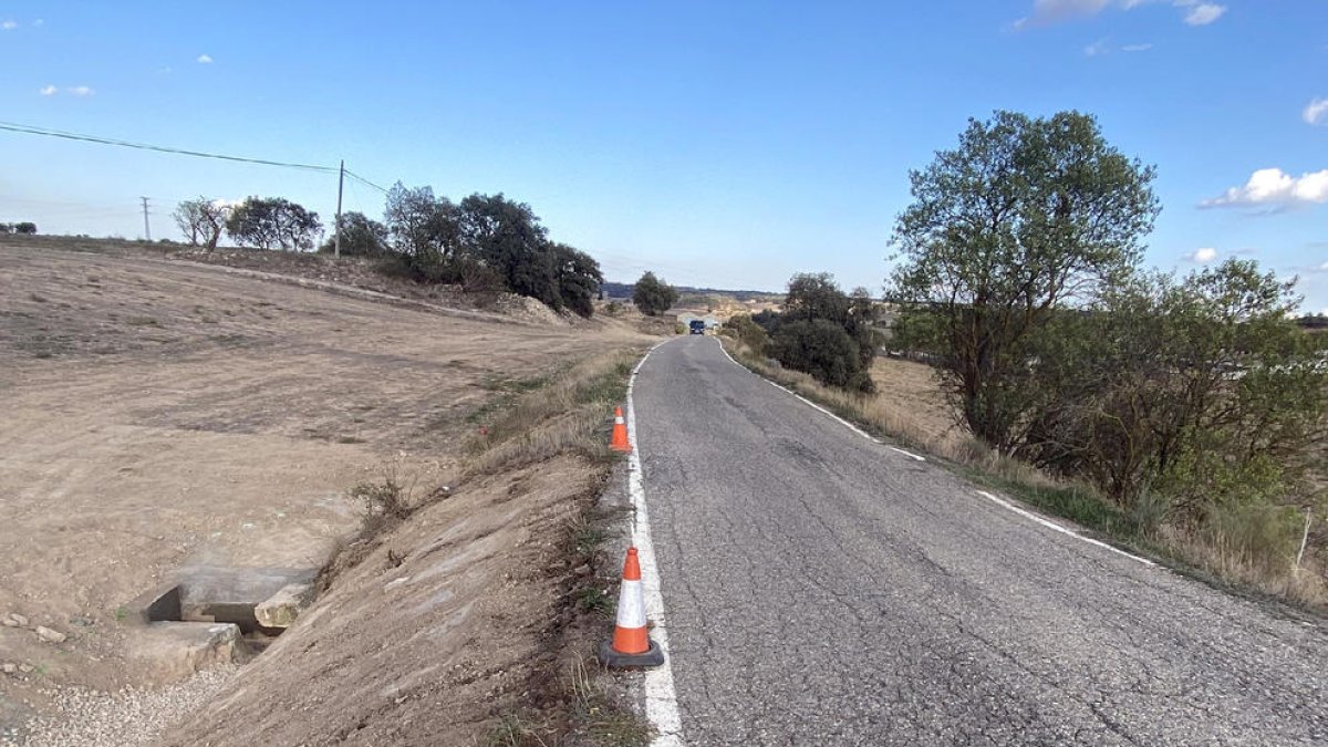 Vista del acceso al núcleo de la Prenyanosa.