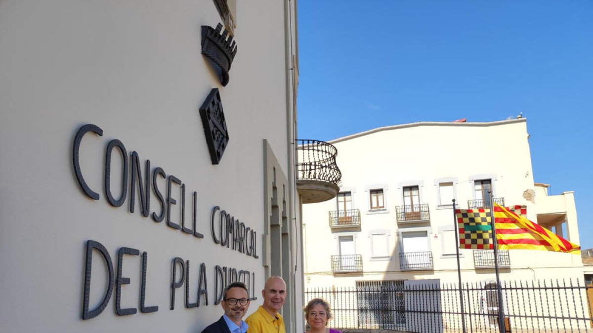 Jordi Martínez, el president, Carles Palau, i Maribel Zamora, en la presentació del nou cartipàs del consell comarcal del Pla d'Urgell.