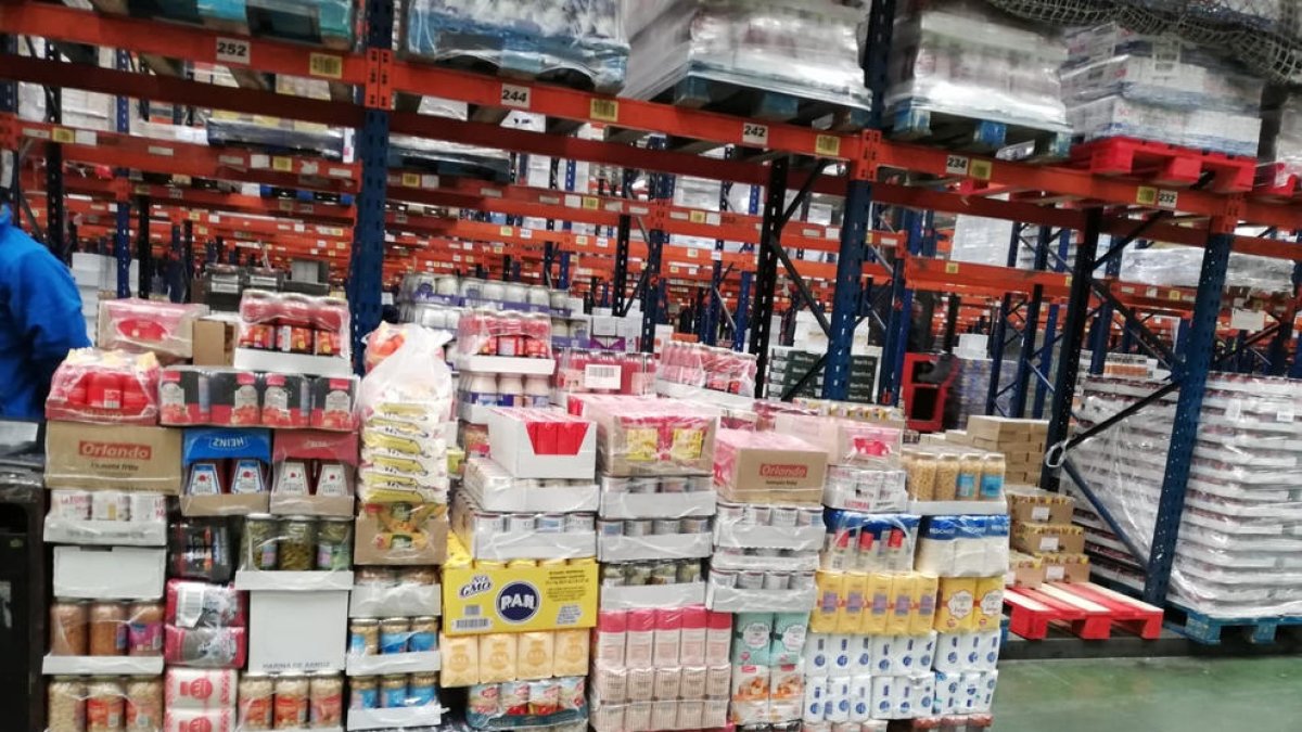 Productos en palés en el almacén de un supermercado.