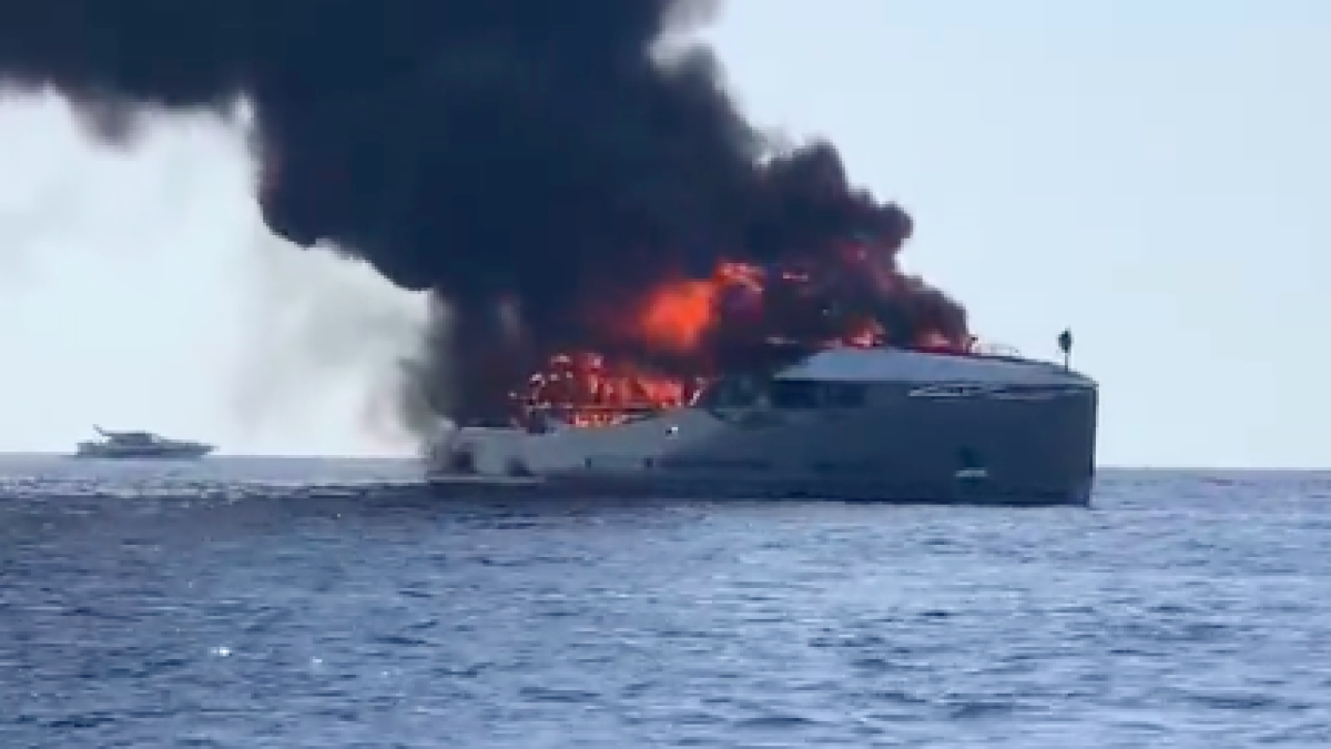 VÍDEO. Un incendi destrueix un iot de 45 metres d'eslora a Formentera