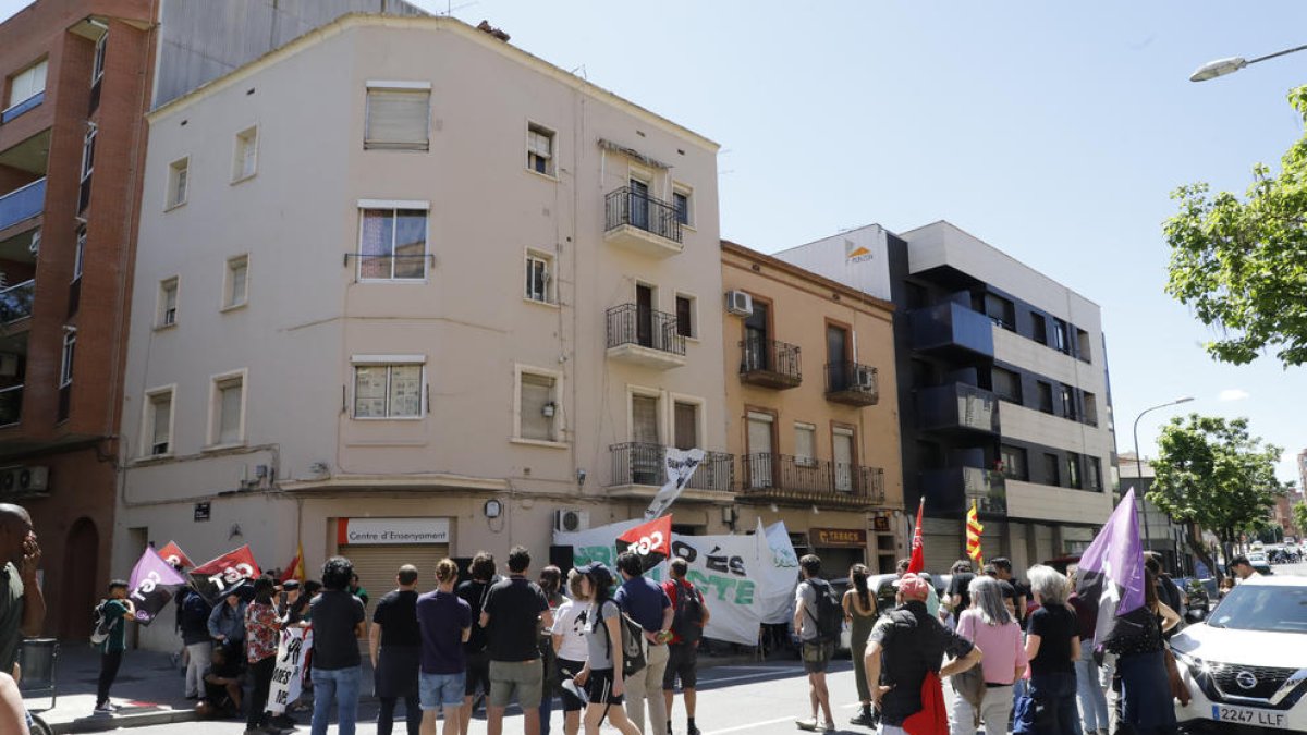 Miembros de la PAH y la CGT en las puertas del edificio.