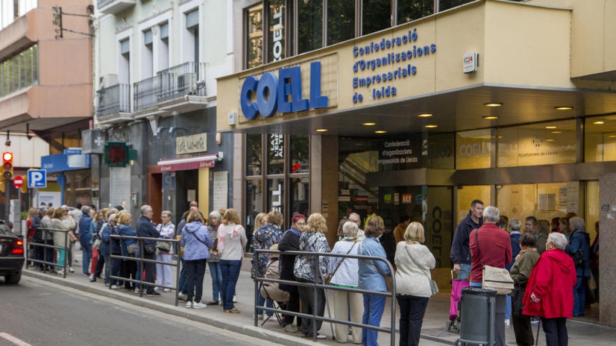 Colas de jubilados para inscribirse a aquagym