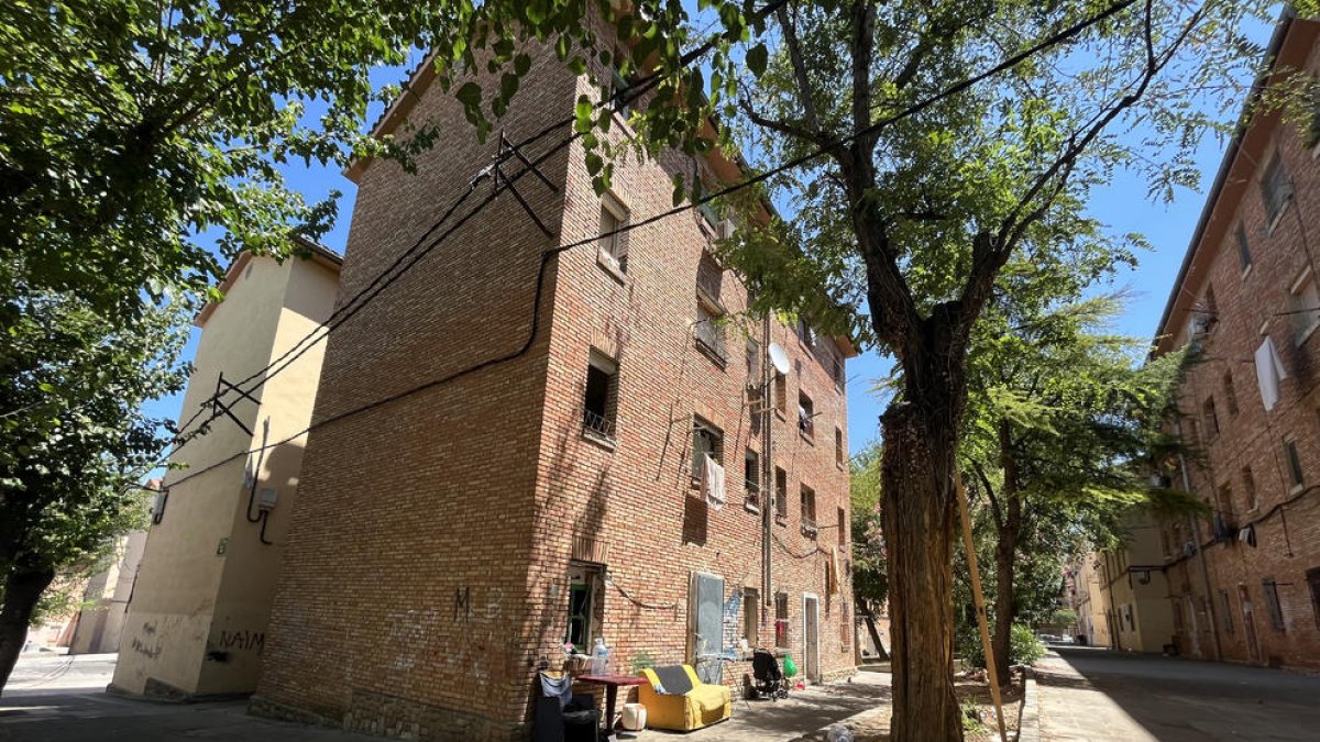 Vista de l’escala 6 del bloc F del Grup Mariola, que serà desallotjat i enderrocat pròximament.