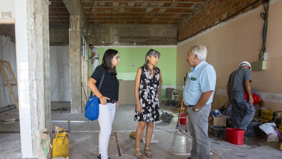 Jordina Freixanet y Sandra Castro visitaron ayer las obras del nuevo comedor.