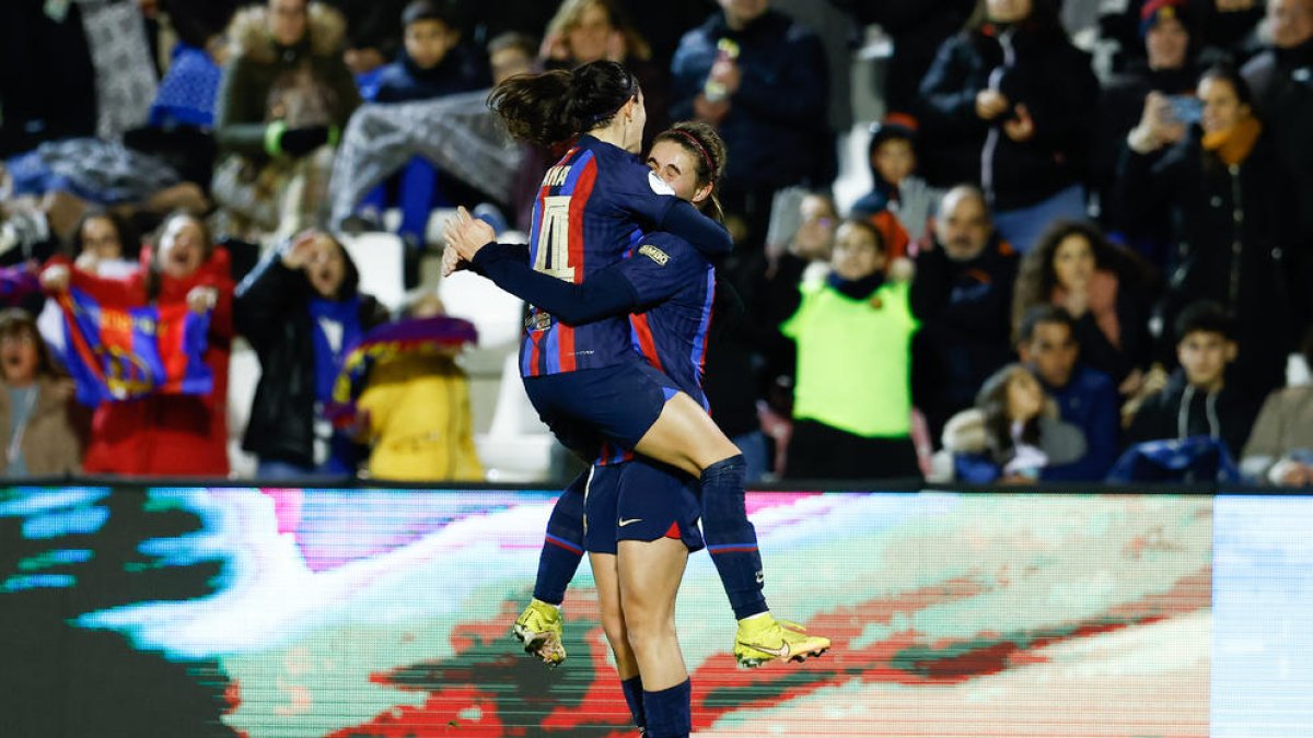Aitana Bonmatí se abraza a Mariona Caldentey