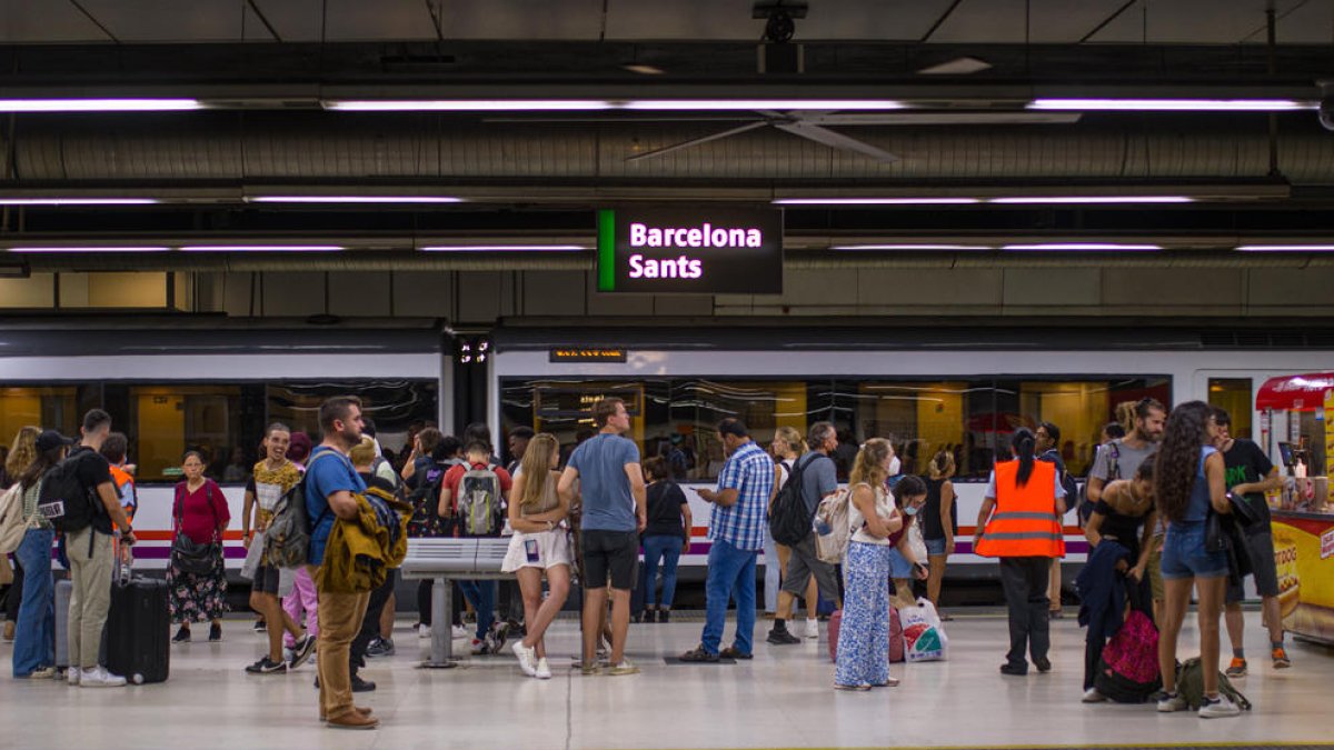 Viajeros afectados por la avería masiva del servicio se acumularon durante la mañana en la estación de Sants.