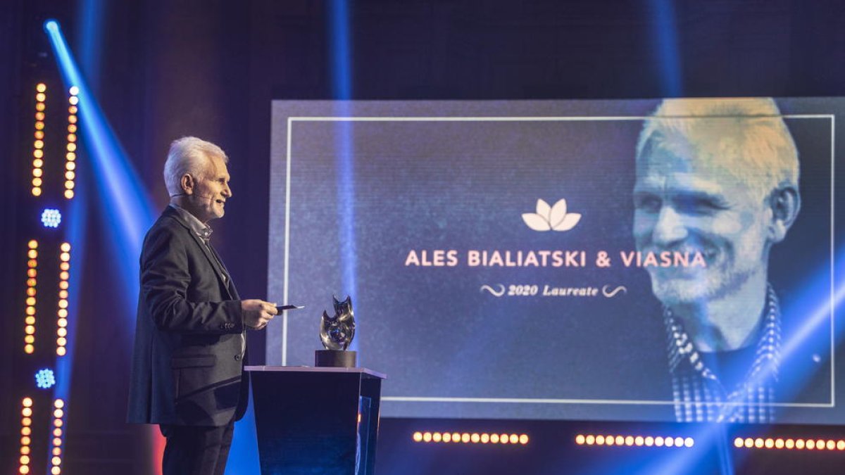 El bielorruso Ales Bialiatski en una foto de 2020 cuando recibió el Premio Right Livelihood, conocido como el Nobel Alternativo.