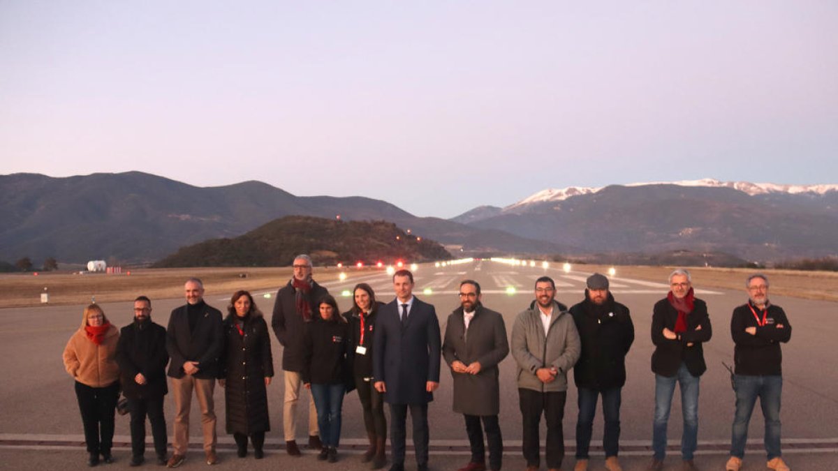 El sistema de iluminación para facilitar los vuelos nocturnos en el aeropuerto de la Seu, a punto para su certificación