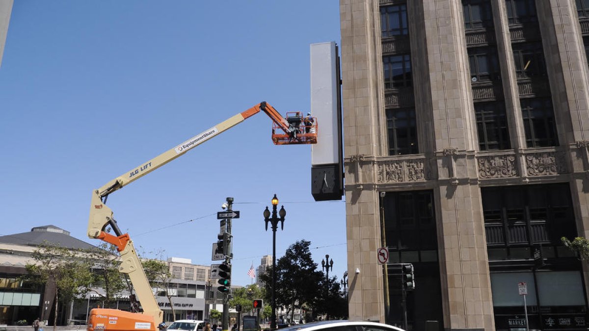 Una grua retira el rètol amb el nou logo de Twitter, ahir.
