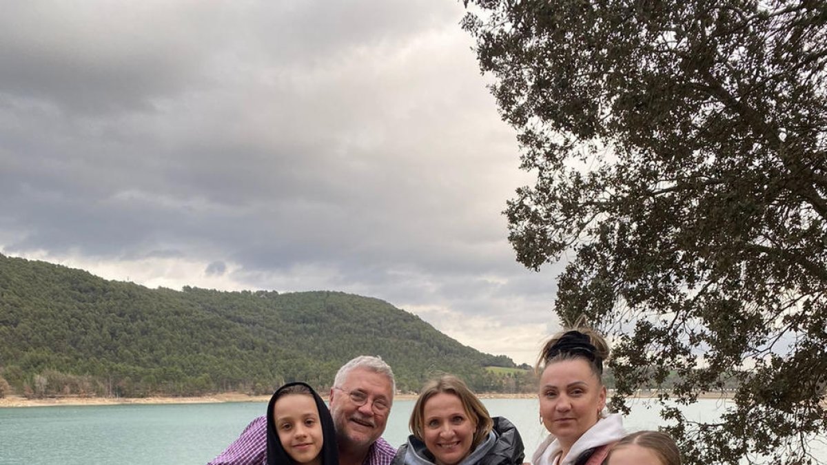 Imatge de la família de refugiats acollida a Riner, al pantà de Sant Ponç.