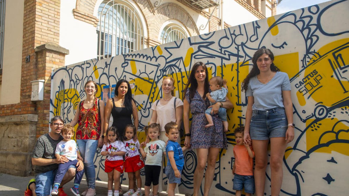 Algunos de los niños que el próximo curso irán al Pràctiques I, junto a sus familiares.