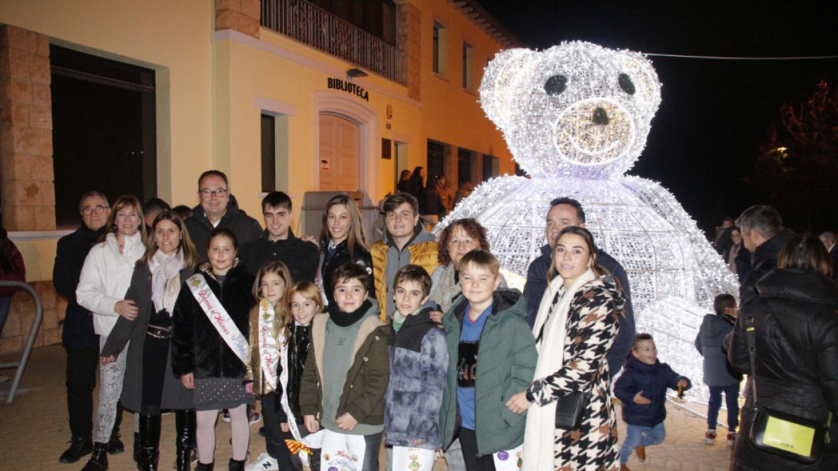 Alpicat. Este municipio del Segrià encendió ayer la iluminación navideña desde la plaza Països Catalans.