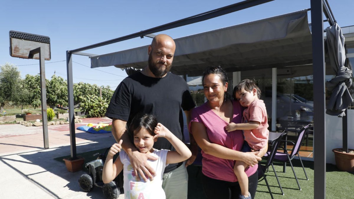 La familia Piriz-Luna de Vilanova de Segrià pretende que se incentive la investigación de la enfermedad  rara que padece Daniel, de 2 años.