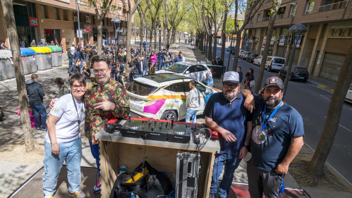 Los dj’s Miqui Puig y Àlex Gasulla animaron al público en la avenida Doctora Castells.