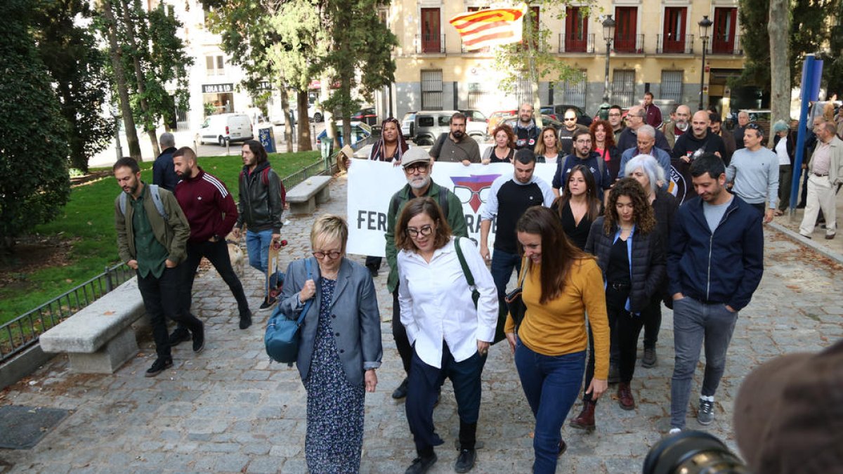 Políticos y activistas acompañaron a Reguant hasta el Supremo.