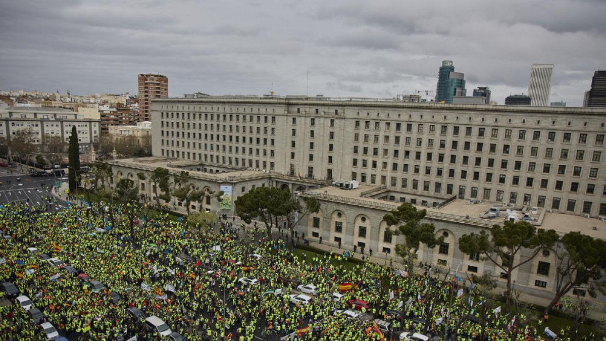 Miles de transportistas se concentraron ayer ante la sede del ministerio en Madrid.