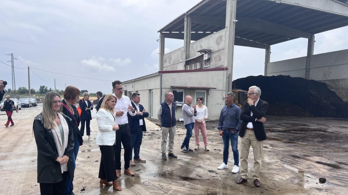 Mas Guix, tercera per l’esquerra, ahir a la planta de compostatge d’Alcarràs Bioproductors a Vallmanya.