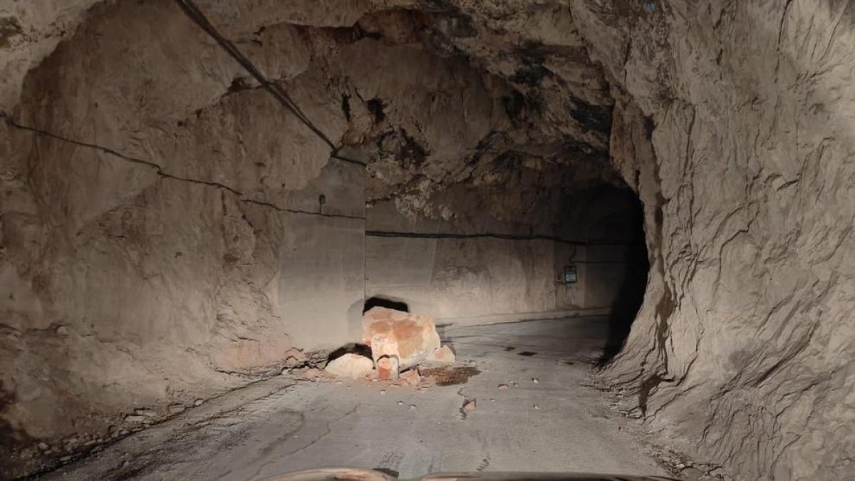 La roca de grans dimensions que es va desprendre del sostre de la galeria.