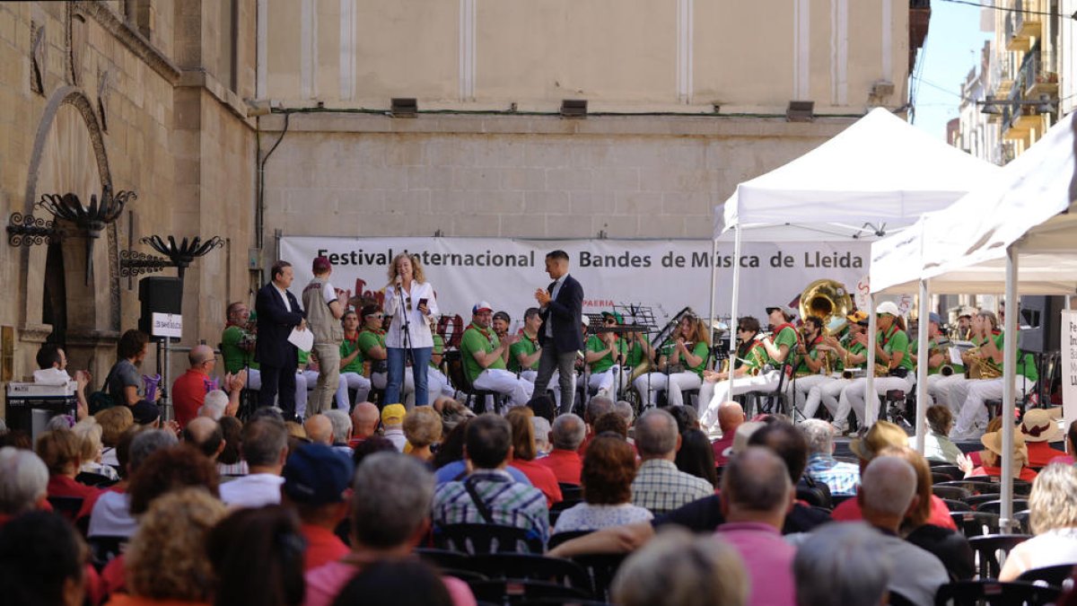 Concierto ayer al mediodía en la plaza Paeria.
