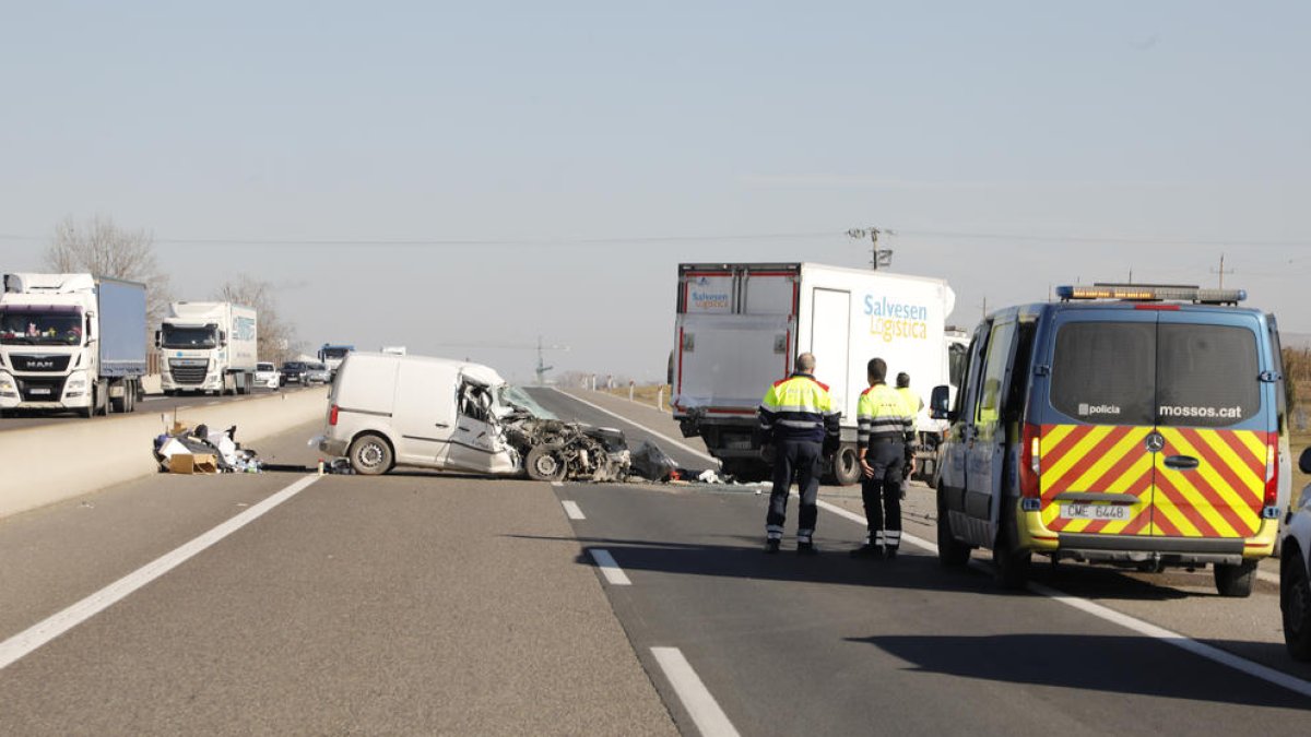 Vista de la furgoneta que chocó ayer con una camioneta en la LL-11 entre Lleida y Els Alamús.